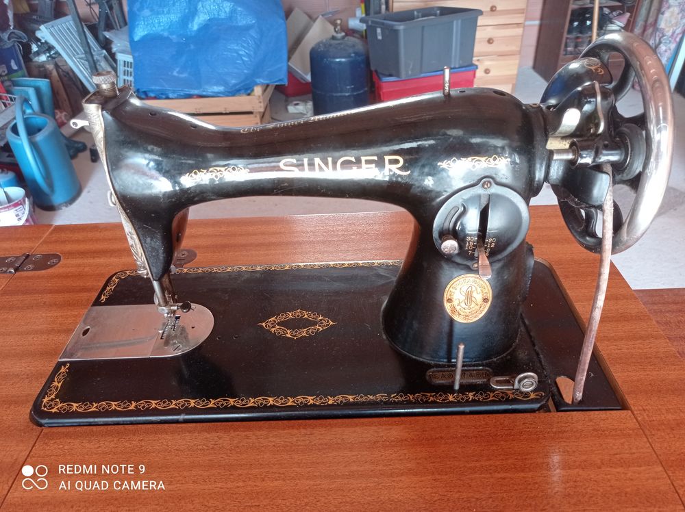 Machine &agrave; coudre SINGER avec meuble Meubles