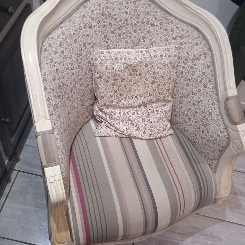 Fauteuil bergere structure bois tissus tons gris et rose ave Meubles