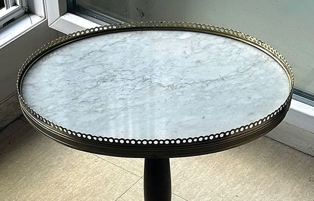 Gu&eacute;ridon ovale tripode style louis xvi acajou
Meubles