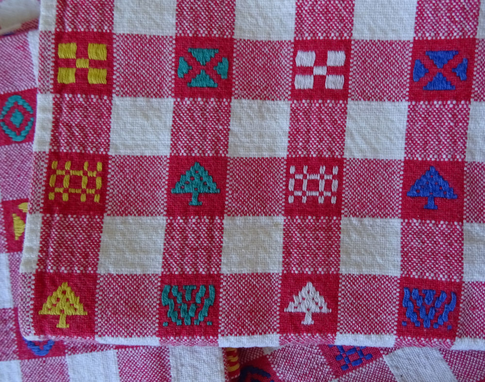 nappe et serviettes &agrave; carreaux rouges Cuisine