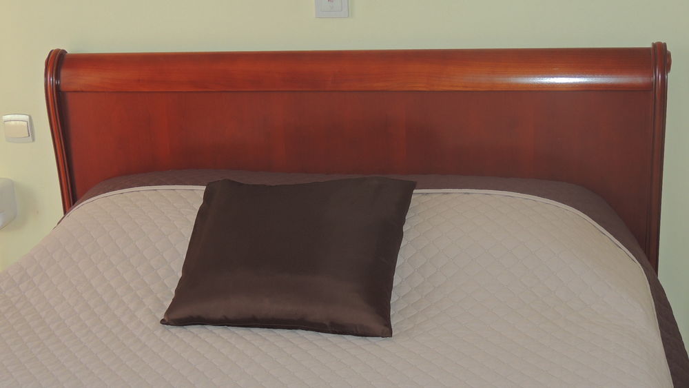 lit en merisier pour sommier en 140x190 et tables de nuit. Meubles