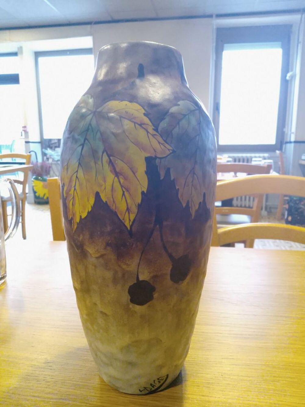vase sign&eacute; 