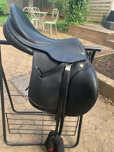 SELLE SAUT PRESTIGE ROMA JUMP 17 POUCES PLUS TRIVIRES TBE 1100 Montbliard (25)