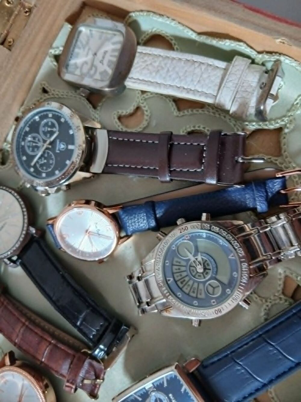 Lot dix montres + coffret bois vitr&eacute; de valeur N&deg;1348 Bijoux et montres