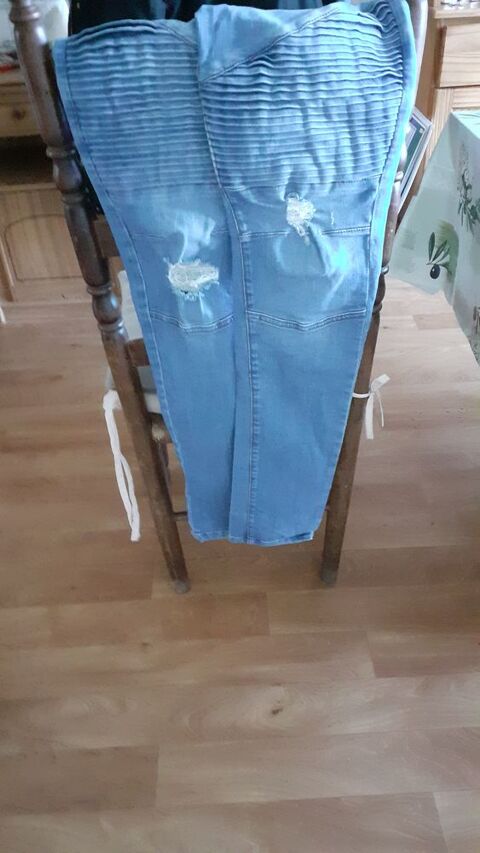 Jeans état neuf Taille 42 15 Saint-Savin (33)