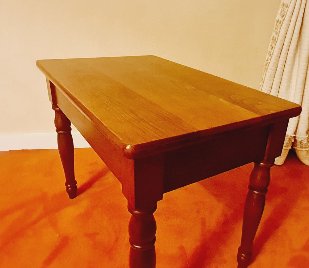 PETITE TABLE BASSE EN MERISIER
Meubles