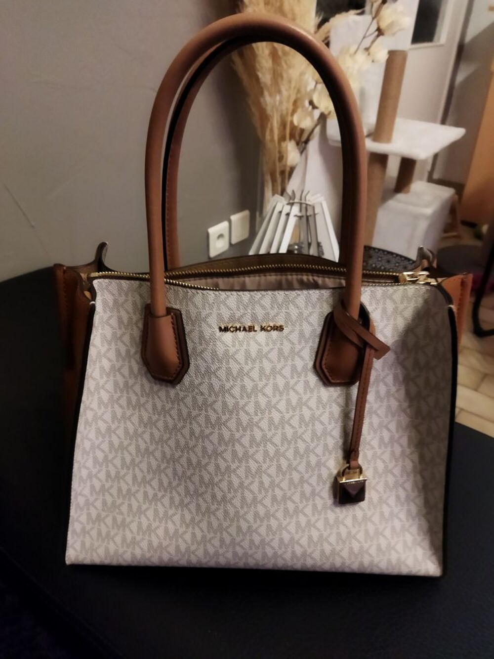 Bonjour magnifique sac de marque Micka&euml;l Kors 
Maroquinerie