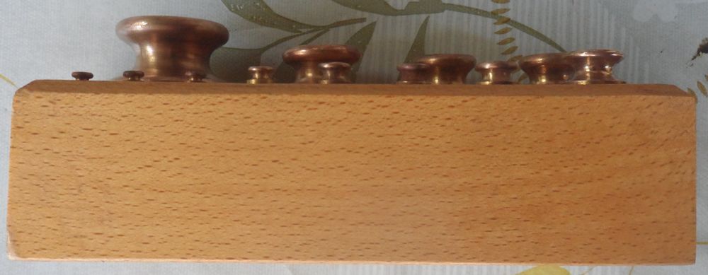 Coffret de 12 poids en cuivre
en super &eacute;tat Décoration