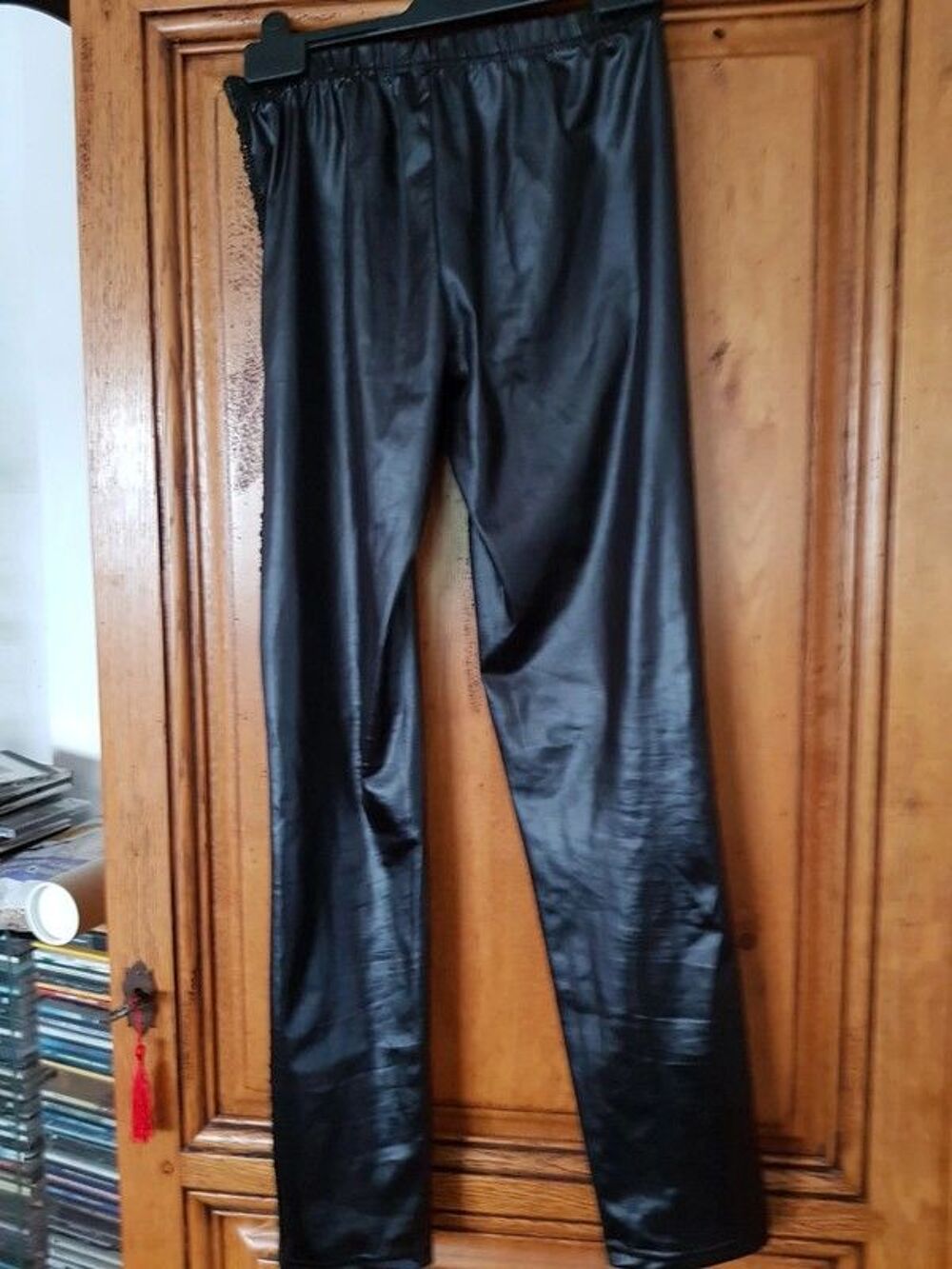 Leggings noir dentelles au niveau des genoux neuf mesure tai Vêtements
