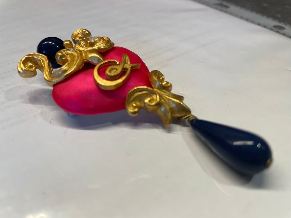 Broche Coeur &eacute;maill&eacute; fuchsia sabl&eacute; + arabesque dor&eacute; et perle Bijoux et montres