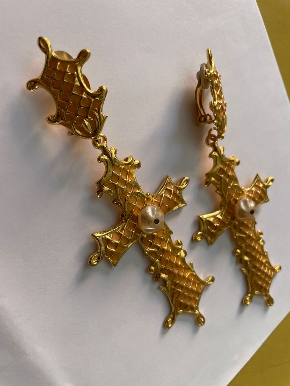 BO Clip croisillons email rose nacr&eacute; pendant croix +perle CL Bijoux et montres