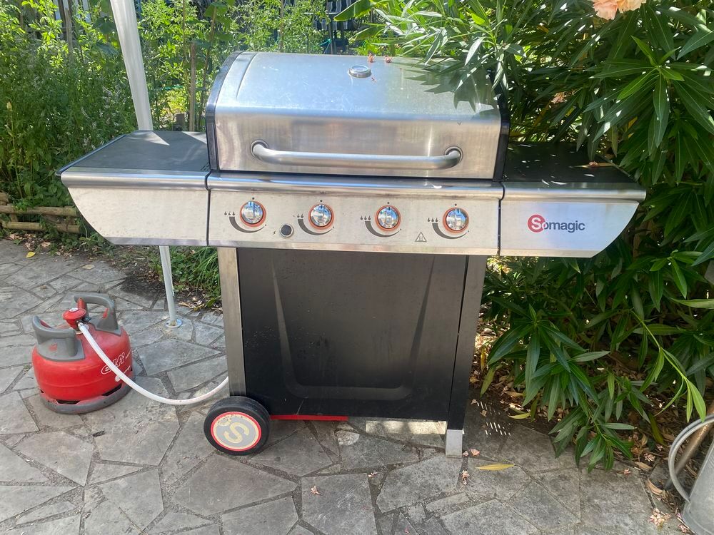  Barbecue gaz 4 feux, thermom&egrave;tre bouteille marque Somagic Jardin