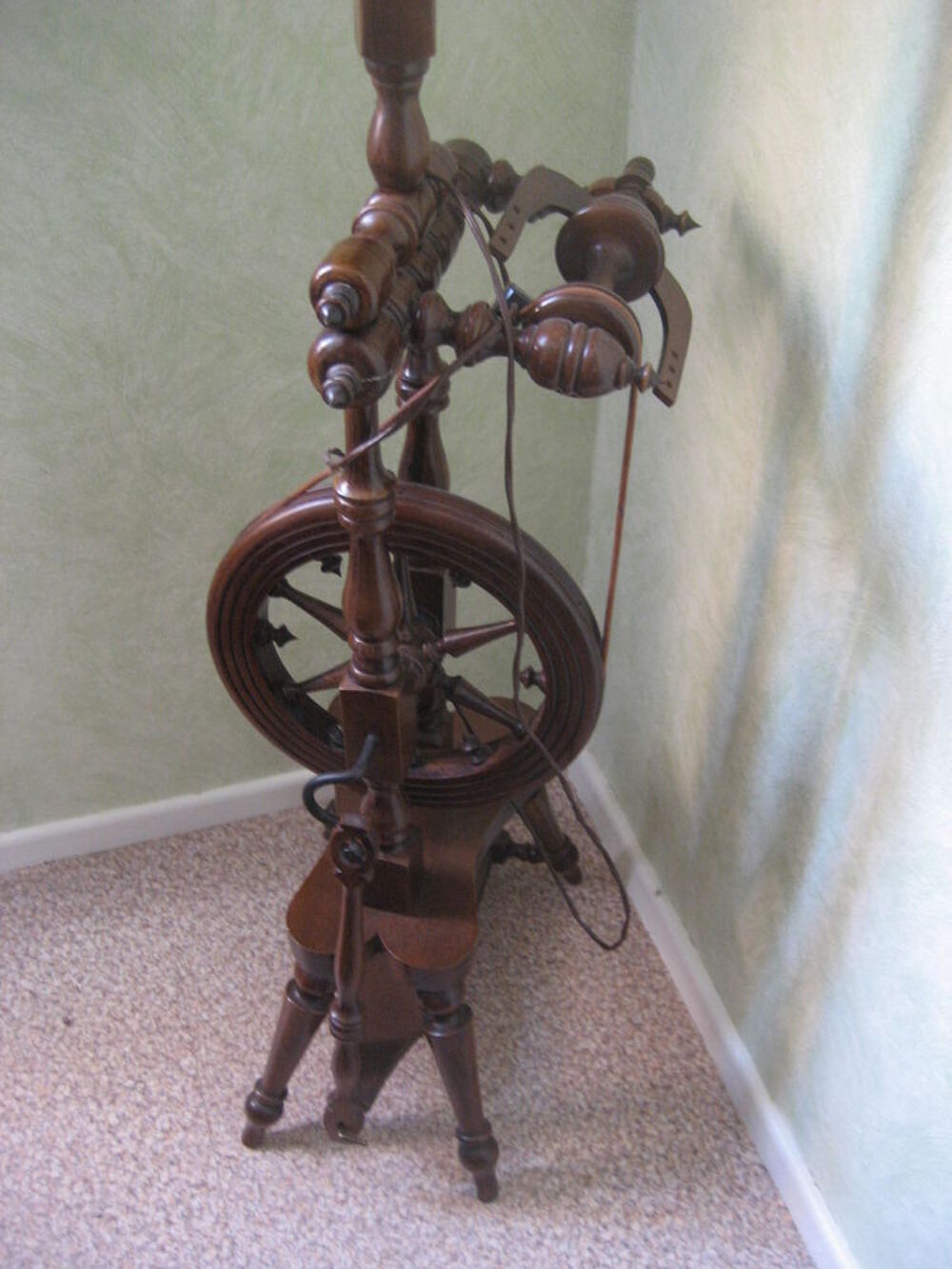 Lampadaire rouet en bois. Haut.: 154 cm Avec son abat-jour Décoration