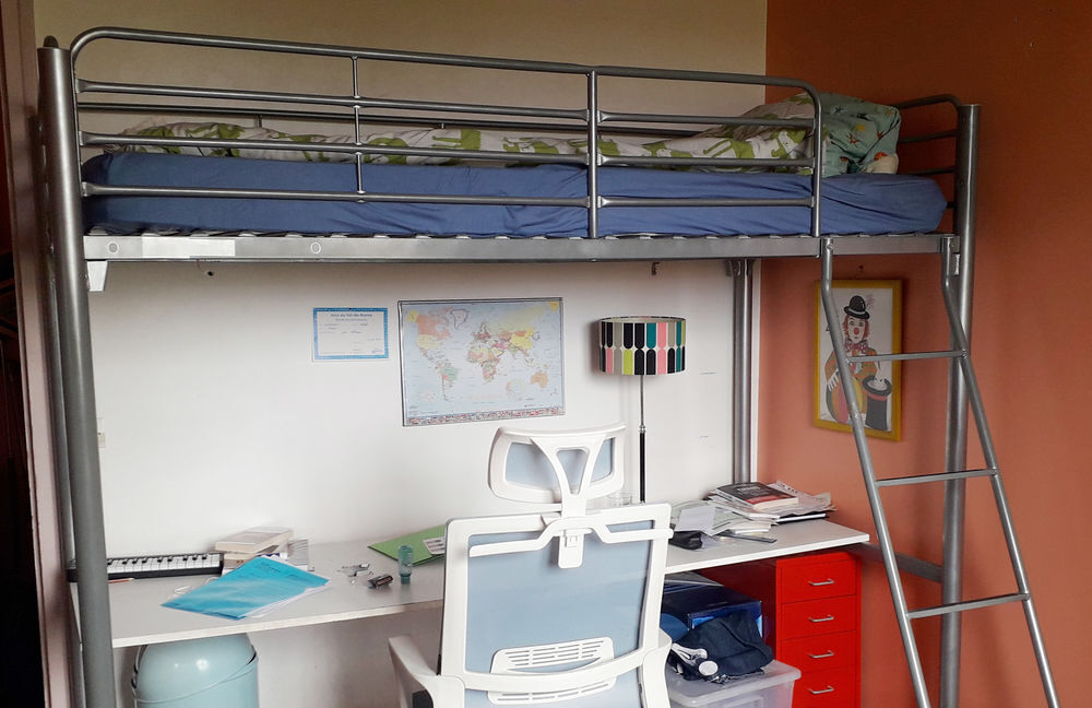 Lit m&eacute;tallique en hauteur + plateau bureau Mobilier enfants