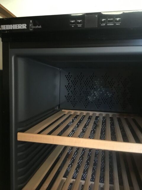 CAVE A VIN : marque LIEBHERR Vinotech Noir mat 200 bouteilles Clayettes bois 450 Cret (66)