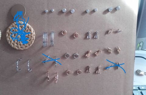 different bijoux 
colliers   , bracelet , boucle , bagues  1 Bailleul (59)