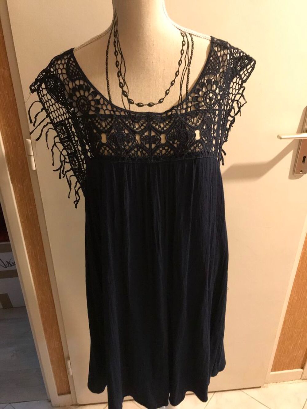 robe marine avec plastron dentelle T. 38/40 Vêtements