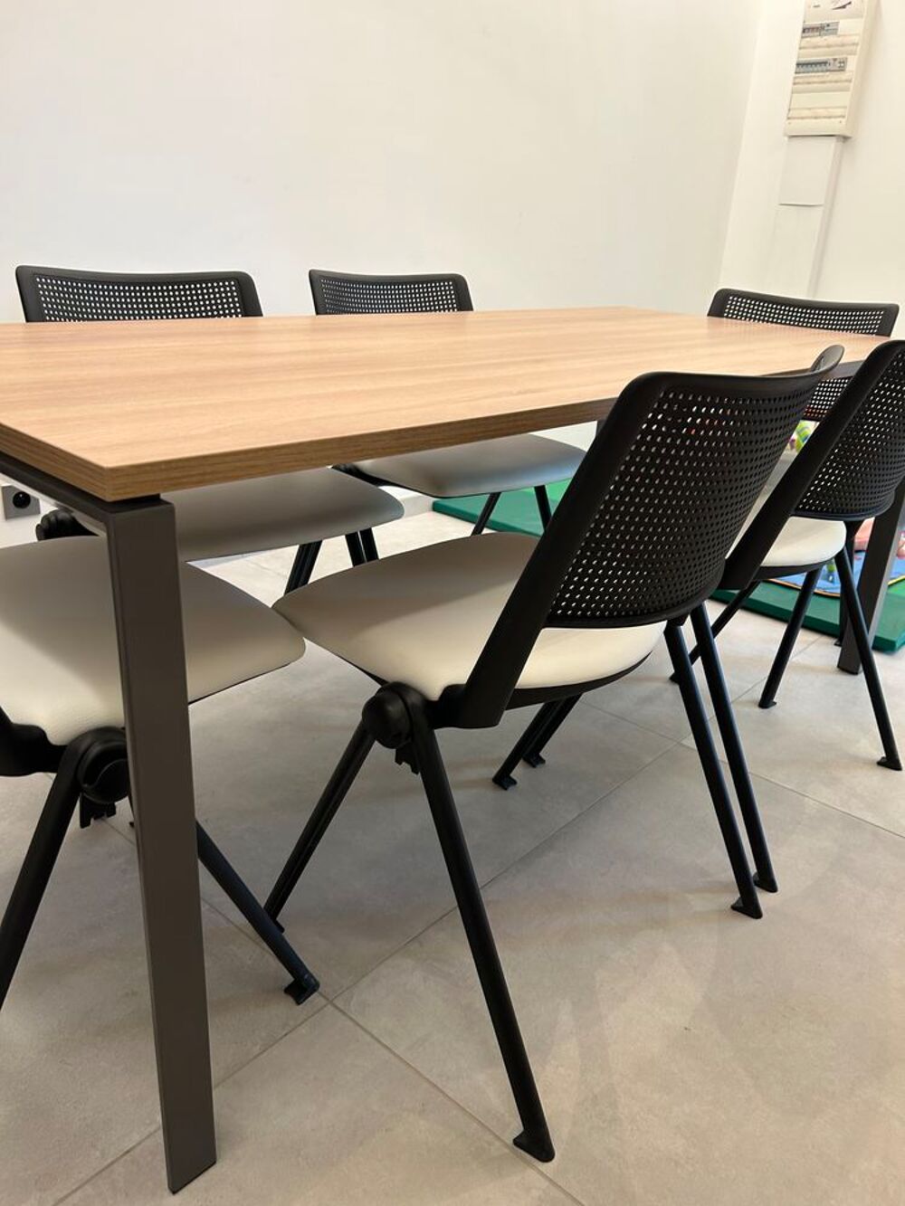 Table de r&eacute;union + 6 chaises Meubles