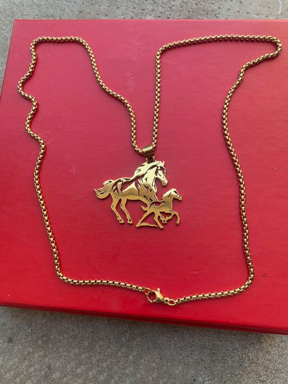 Collier pendentif chevaux Bijoux et montres
