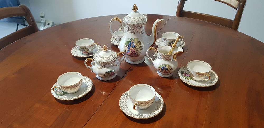 Service &agrave; caf&eacute; en porcelaine 