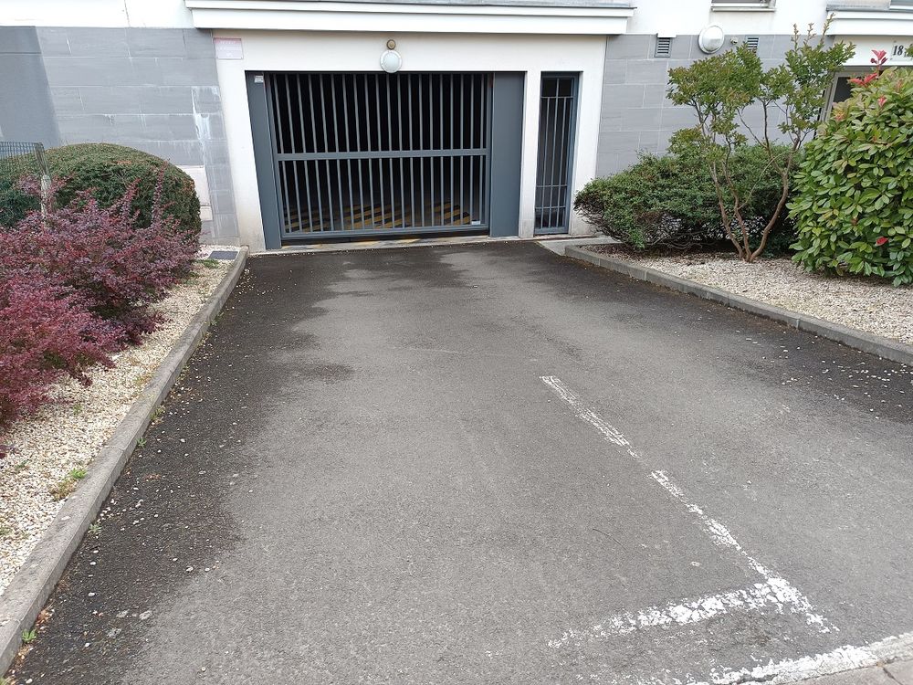 Location Parking/Garage emplacement de parking couvert et fermé Soulaire-et-bourg