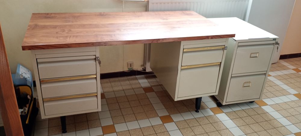 Ensemble bureau et son caisson mobile assorti. Meubles