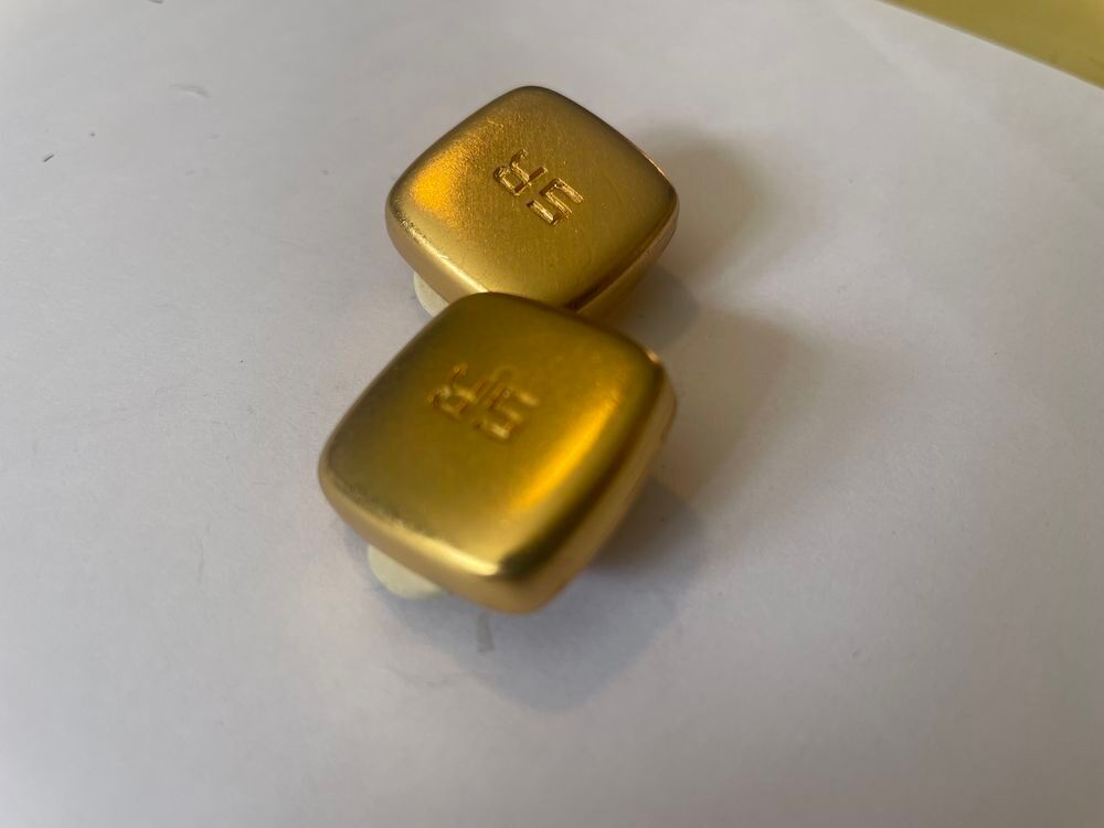 BO Boucles Oreilles, carr&eacute; lisse SR grav&eacute; dor&eacute; satin&eacute; RYKIEL Bijoux et montres