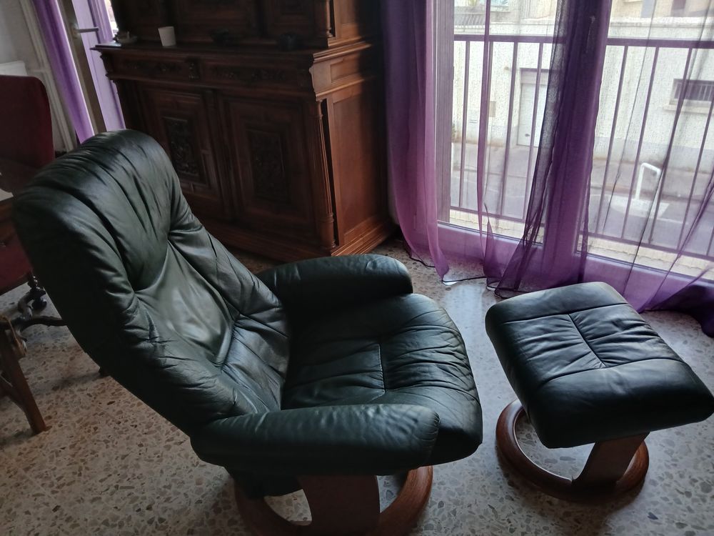 Fauteuil et son repose pieds en cuir Meubles