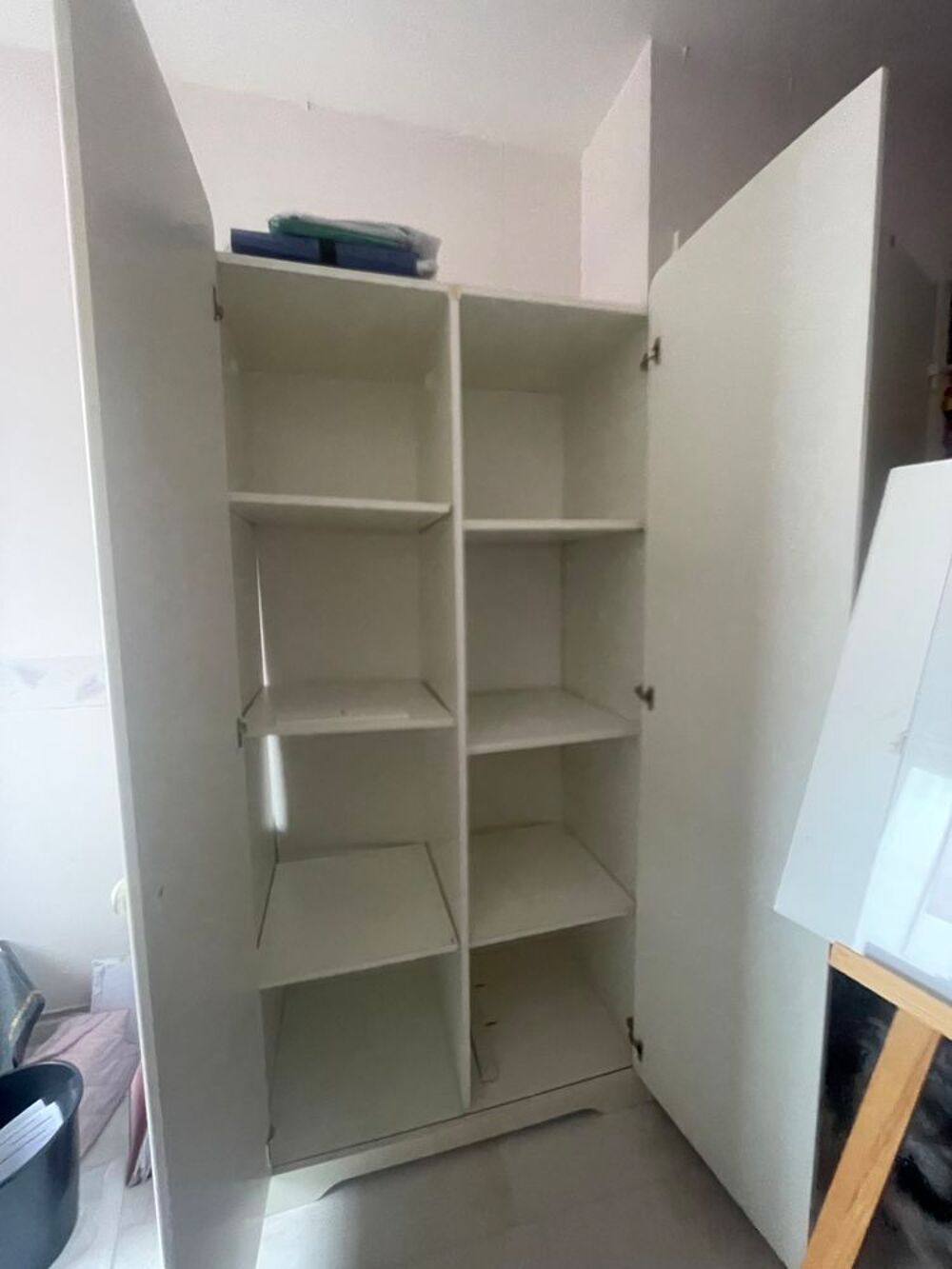 Armoire blanche &eacute;tag&egrave;res ou penderie Meubles