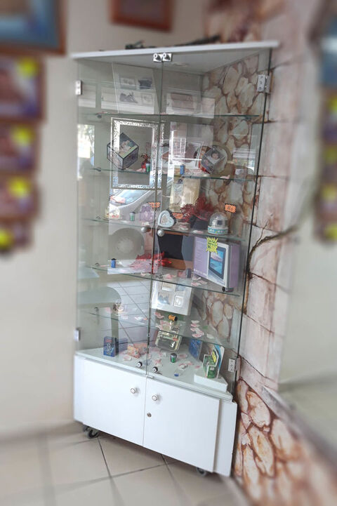 une grande vitrine d'angle. 300 Le Gosier (97)