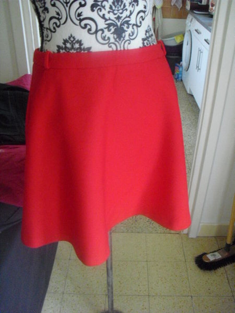 JUPE ROUGE RUBIS NEUVE PROMOD forme &eacute;vas&eacute;e taille 36 Vêtements