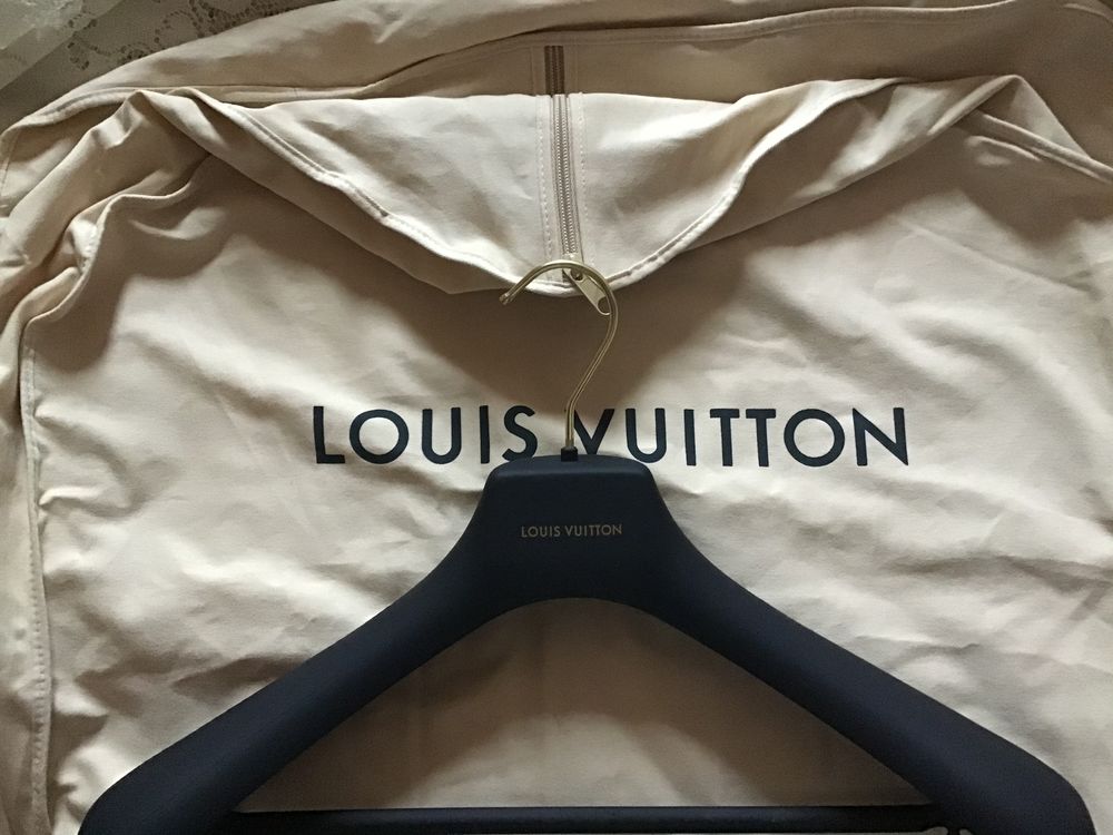 Housse v&ecirc;tement louis Vuitton avec son cintre sigl&eacute; Vêtements