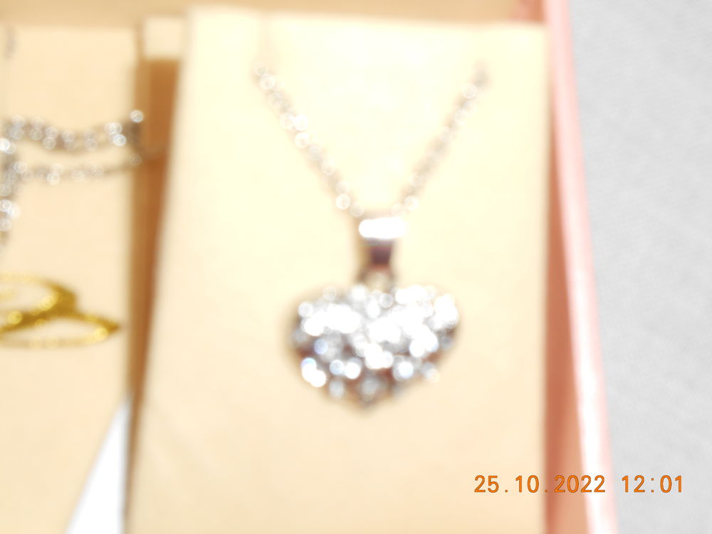 parure de bijoux couleur argent fantaisie dans son &eacute;crin Bijoux et montres