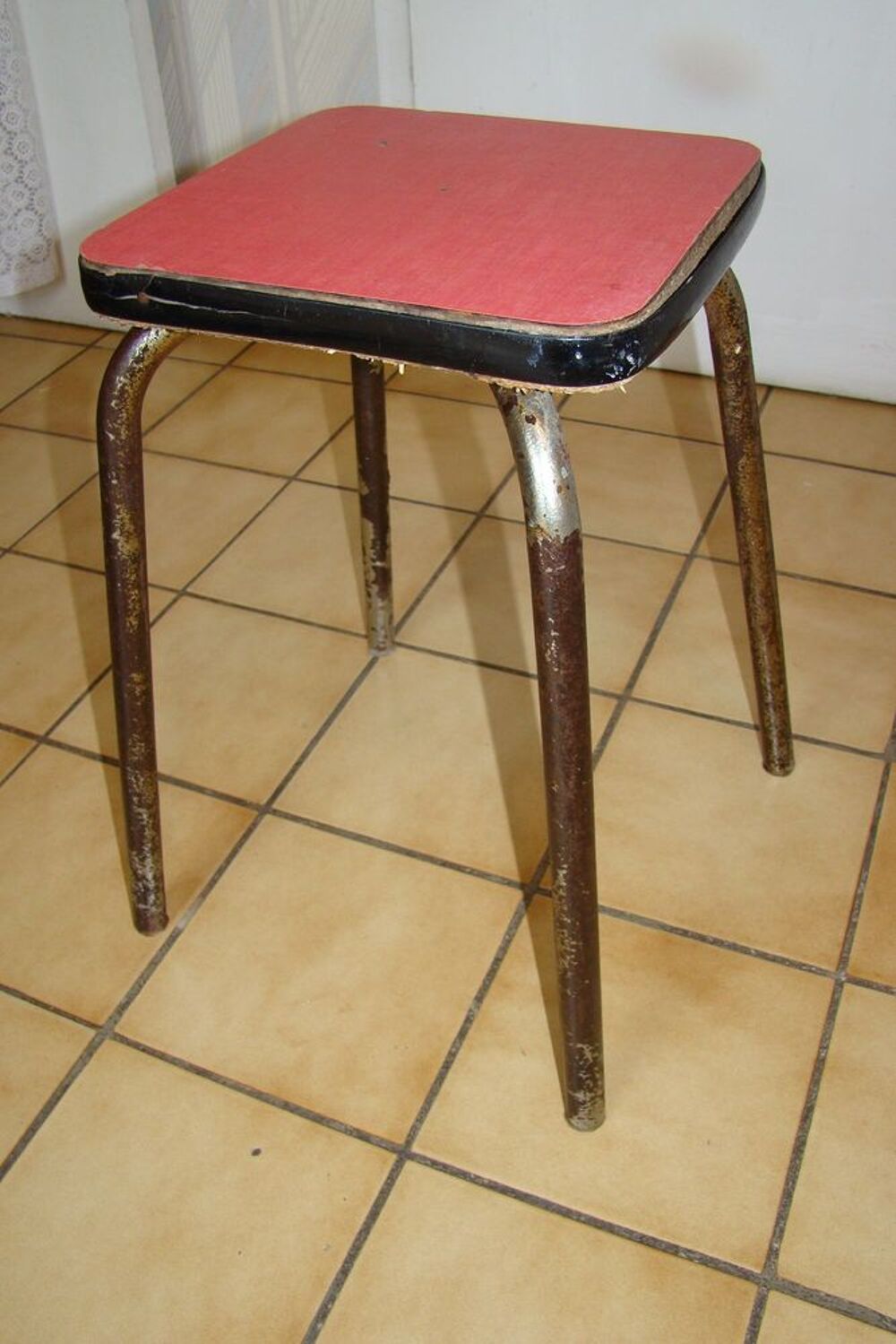 Tabouret en formica rouge ann&eacute;es 1960 Meubles