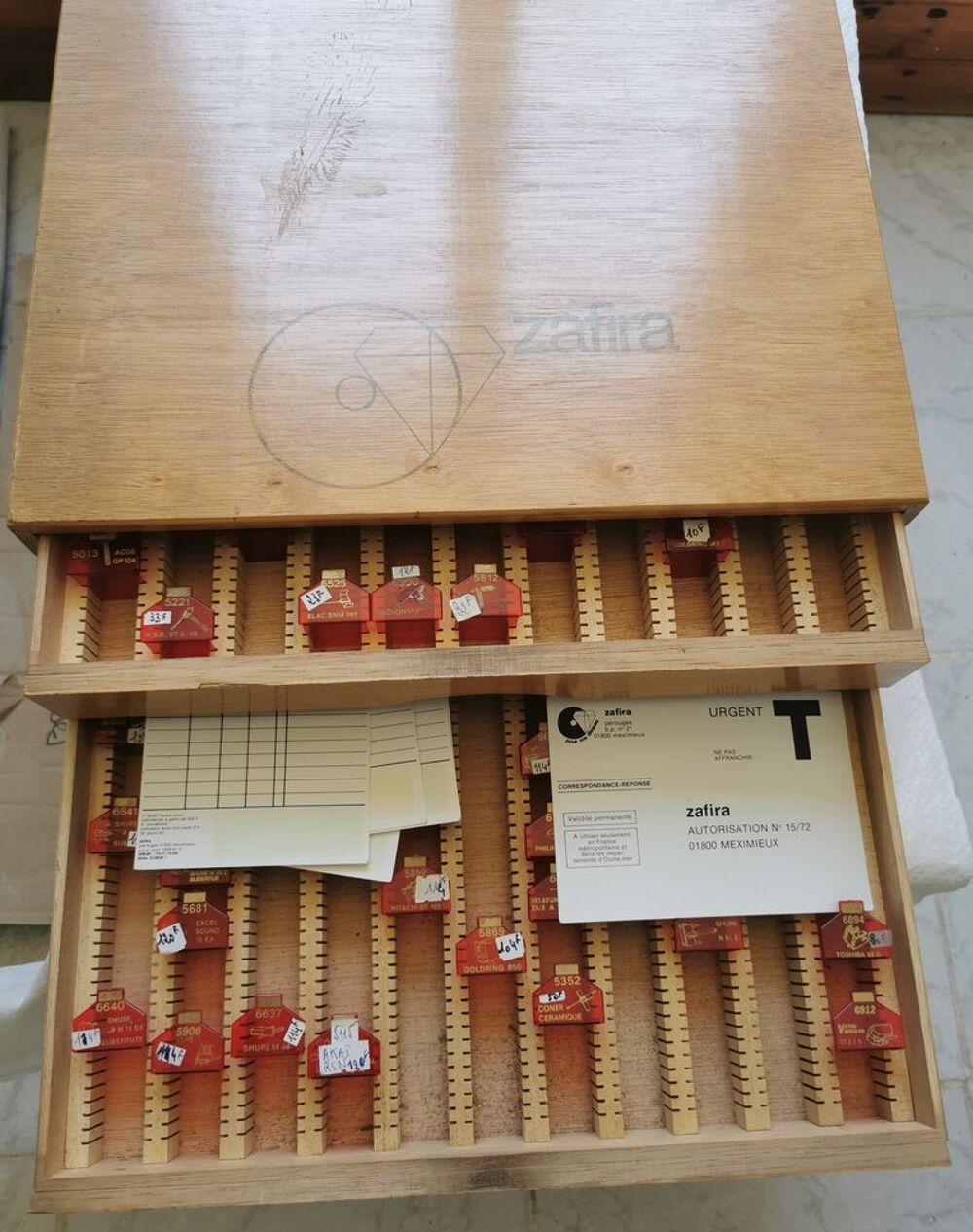 Bo&icirc;te de pr&eacute;sentation pour saphirs et diamants ZAFIRA Audio et hifi
