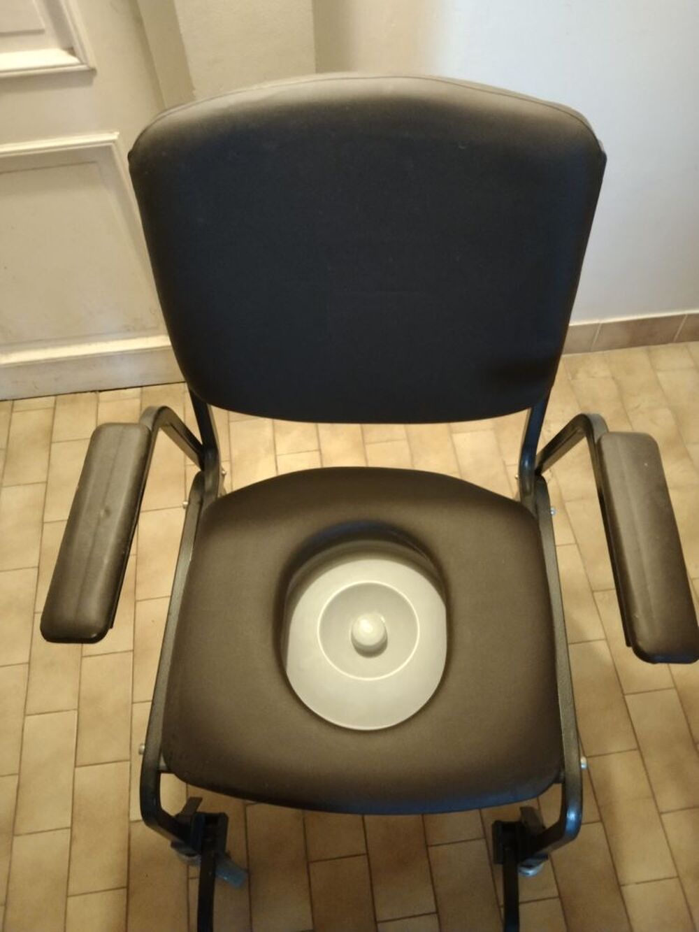 CHAISE PERCEE POUR PERSONNE A MOBILITE REDUITE Meubles