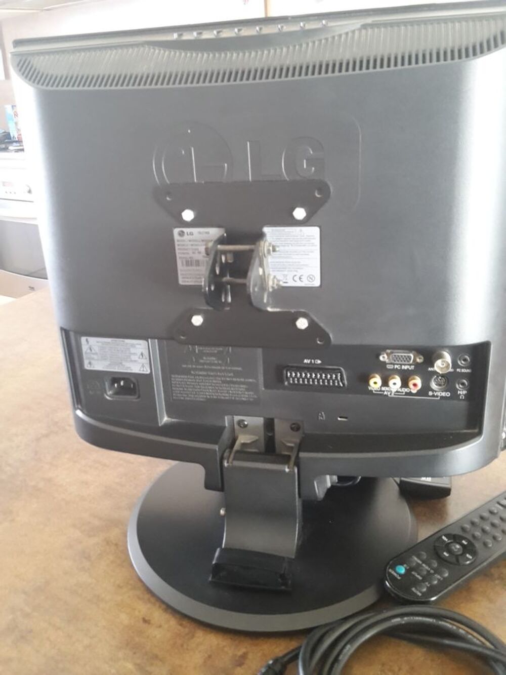TV LG + d&eacute;codeur TNT + t&eacute;l&eacute;commandes + c&acirc;bles Photos/Video/TV