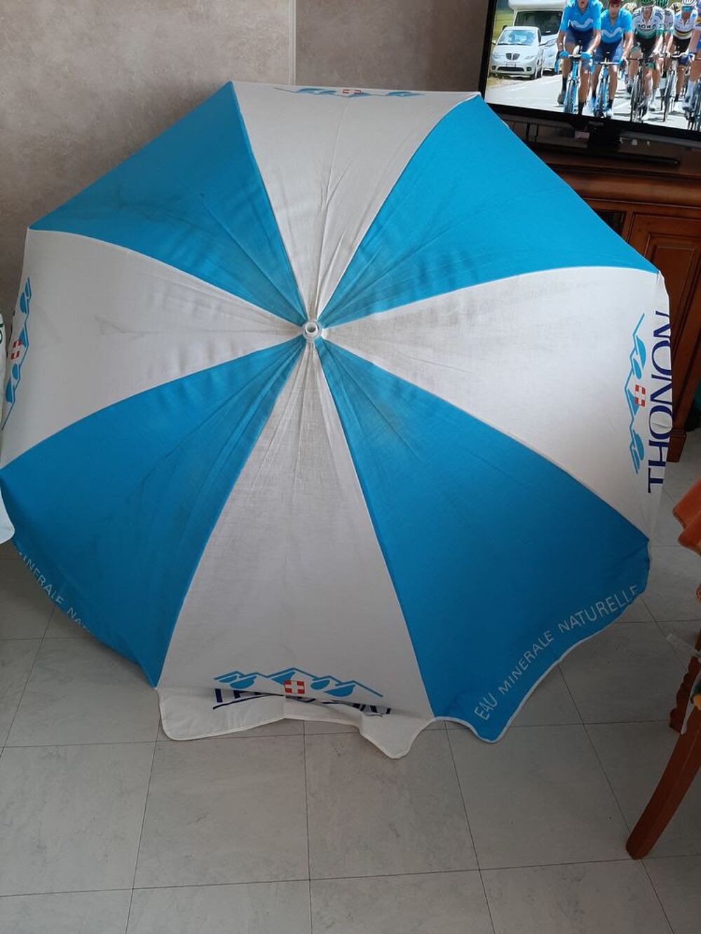 2 parasols dont 1 tourtel et 1 thonon DIAM&Egrave;TRE 1M70 
Jardin