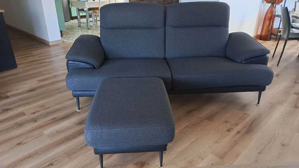 Canap&eacute; 2 places gris avec pouf Meubles