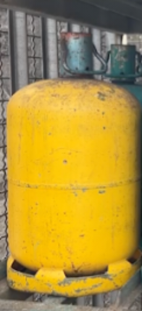 Trois Bouteilles De Gaz Jaune L'unité À 30€ 30 Saint-Paul (97)