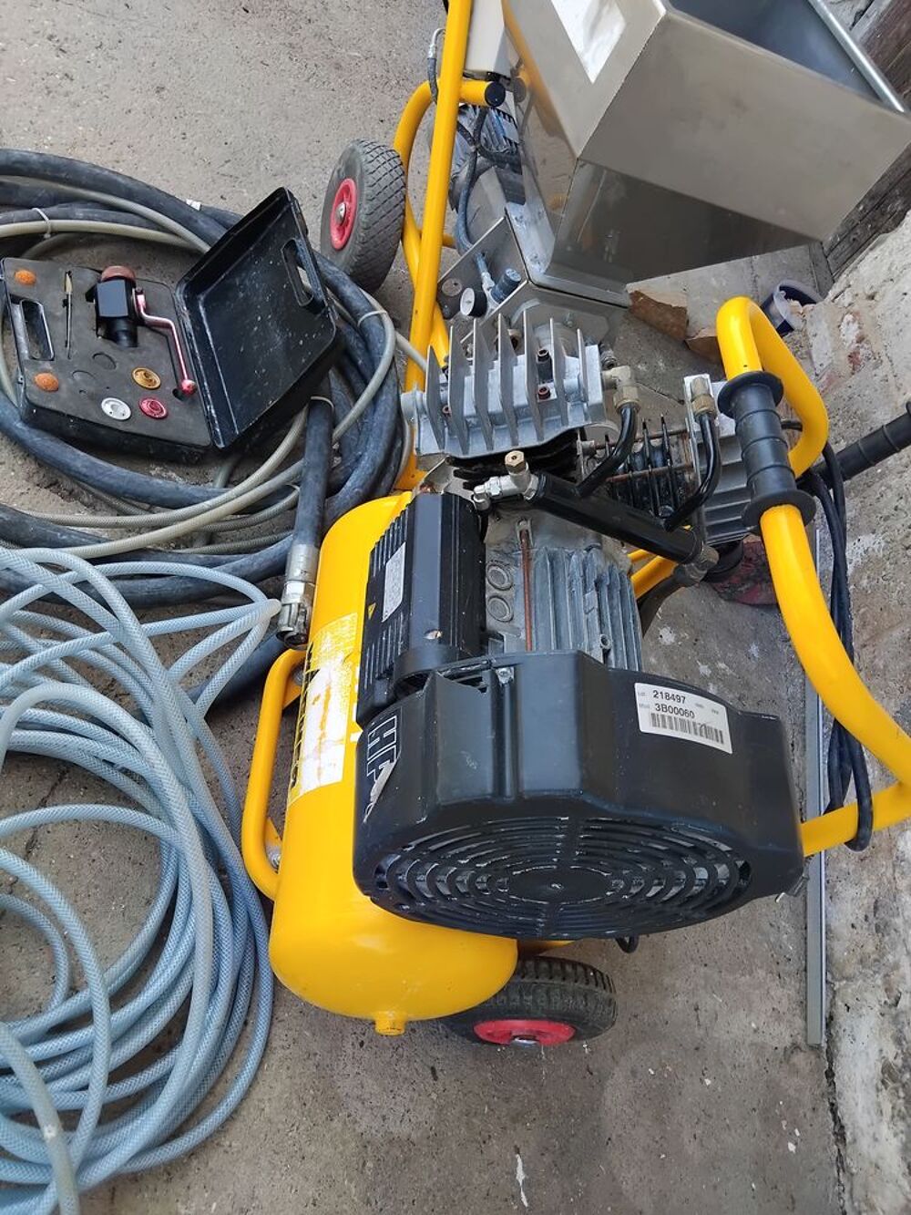 Machine &agrave; projeter + compresseur Bricolage