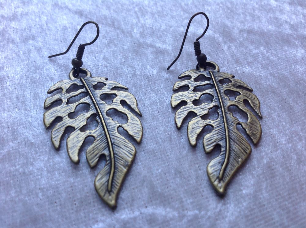 BOUCLES D'OREILLES FEUILLES AJOUR&Eacute;ES Envoi Possible
Bijoux et montres
