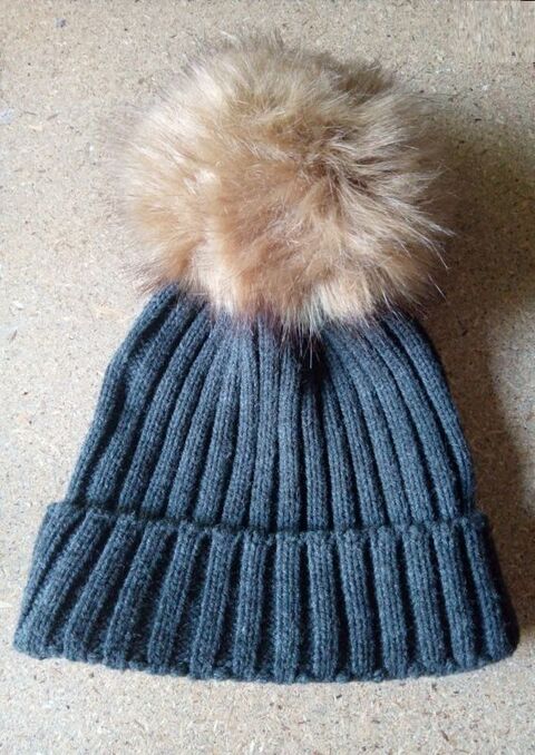 bonnet avec pompon neuf 5 Beauchamp (95)