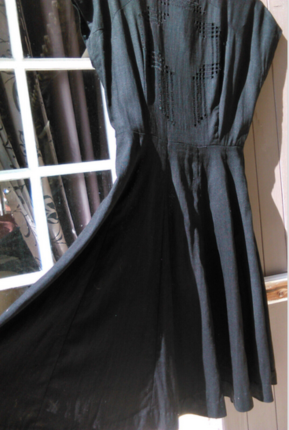 Vintage Robe "Henry A La Pens&eacute;e" authentique haut ajour&eacute; 