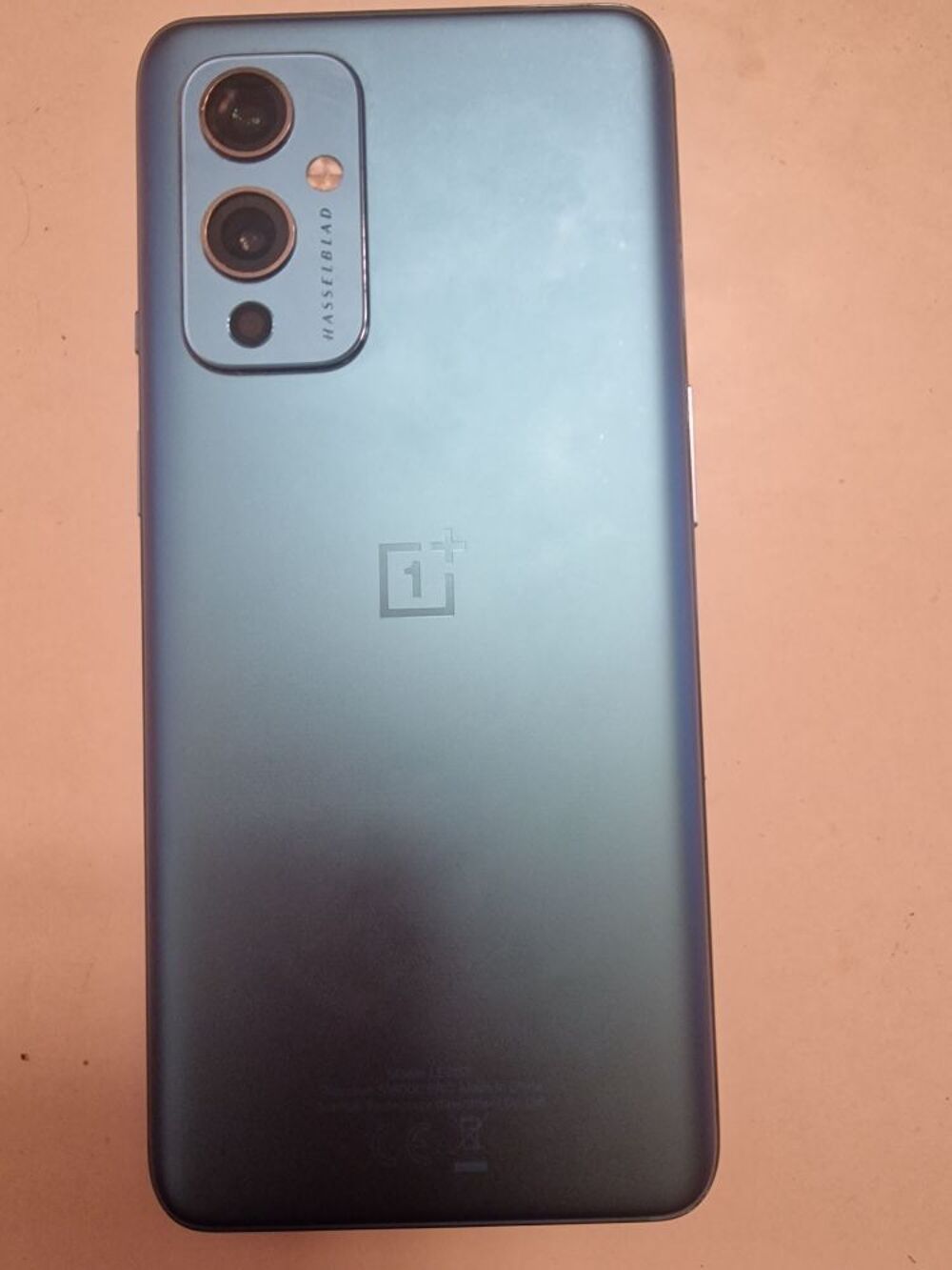 bonjour. mon One Plus 9 5G . tres bon etat. il marche parfait. Téléphones et tablettes