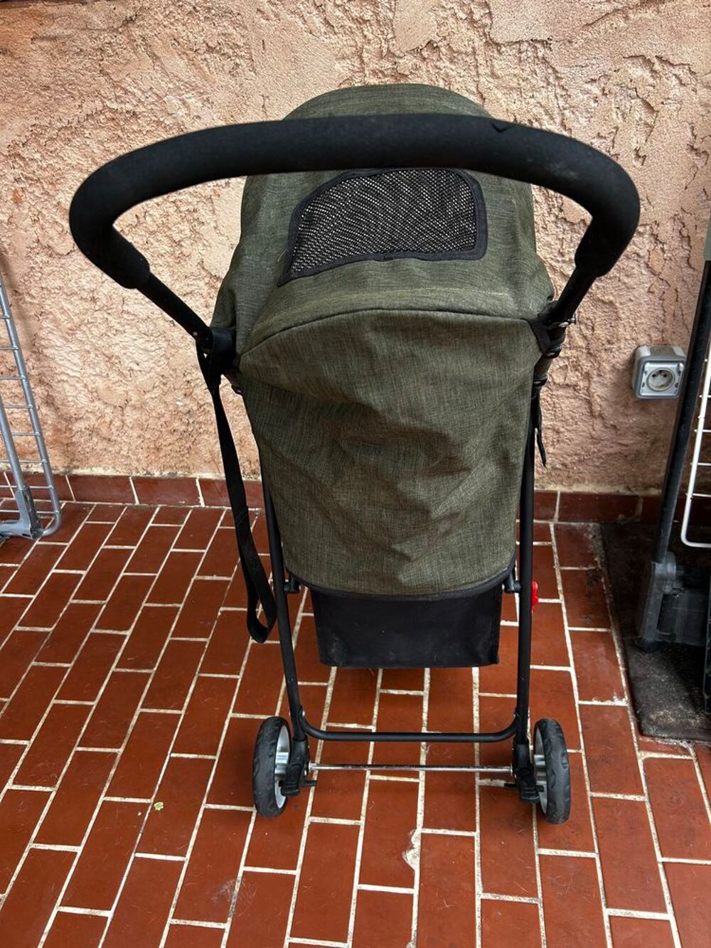 Poussette pour chien/chat ? Tr&egrave;s bon &eacute;tat ? Pliable ? Colori Jardin
