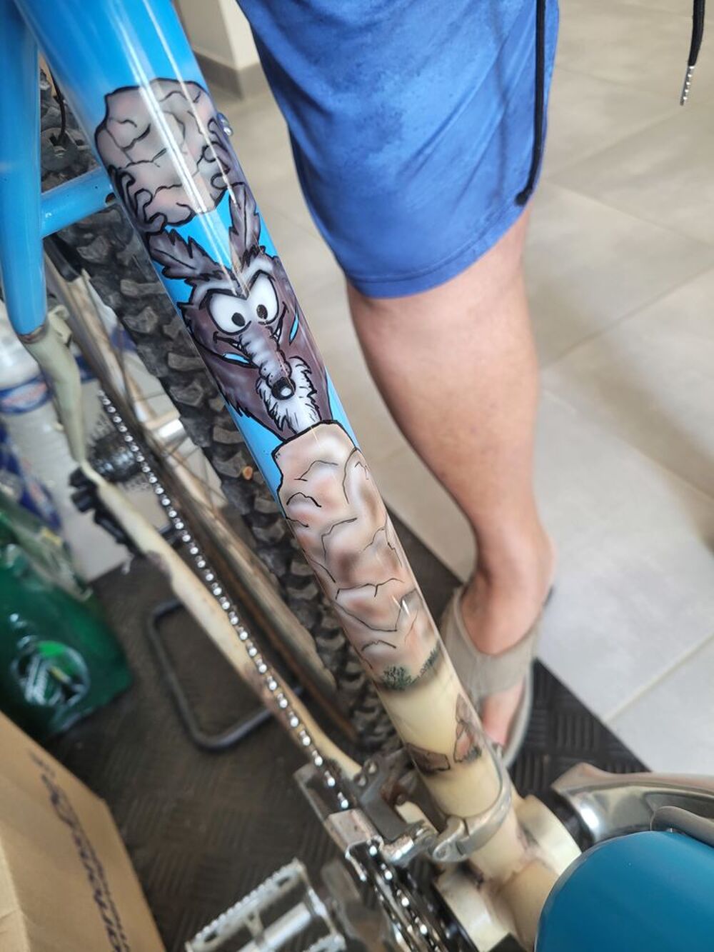 V&eacute;lo VTT bleu beige Vélos