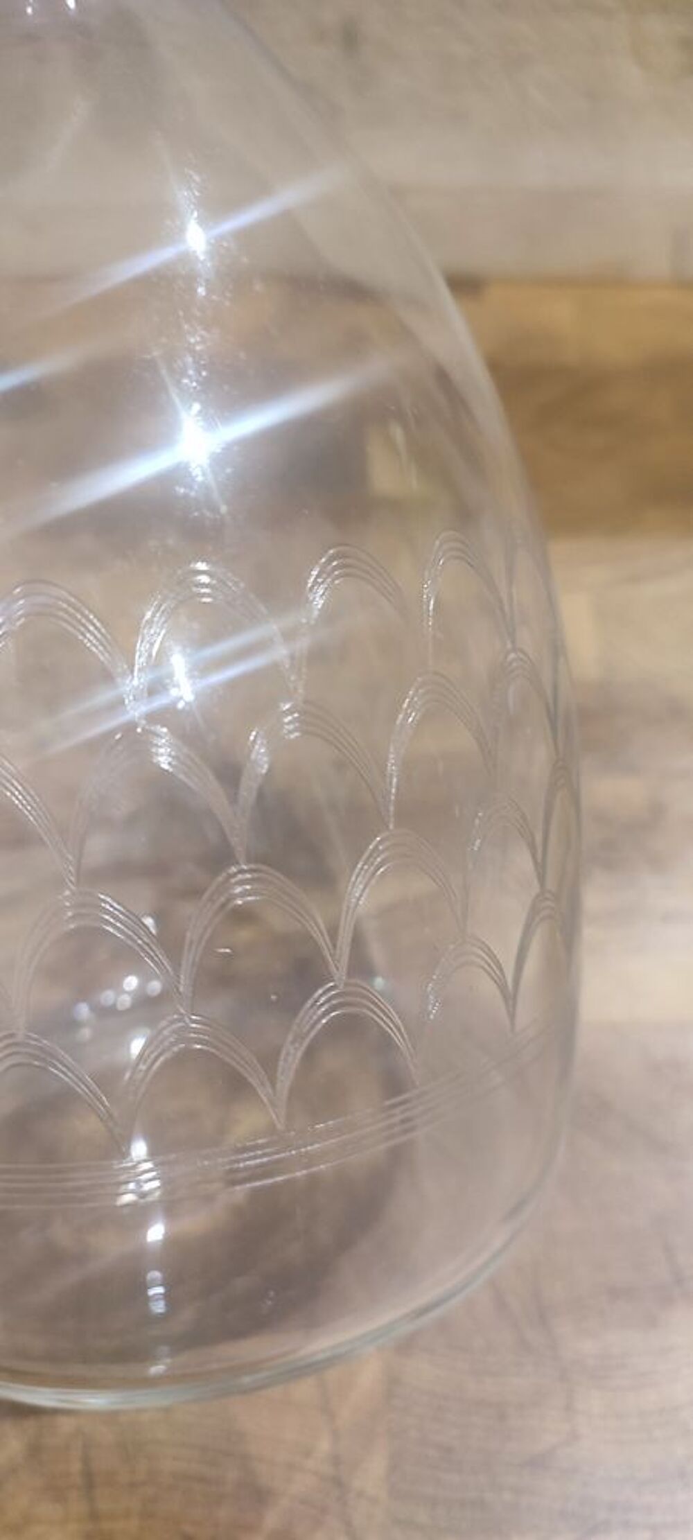 Ancienne carafe en verre grav&eacute; 