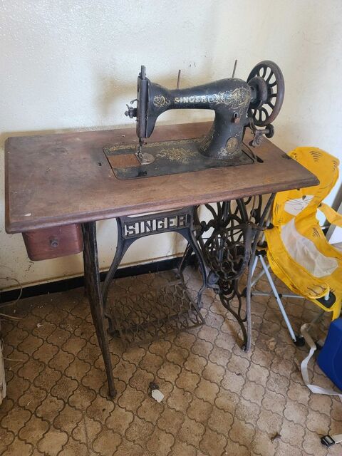Ancienne machine    coudre Singer 60 Genay (69)