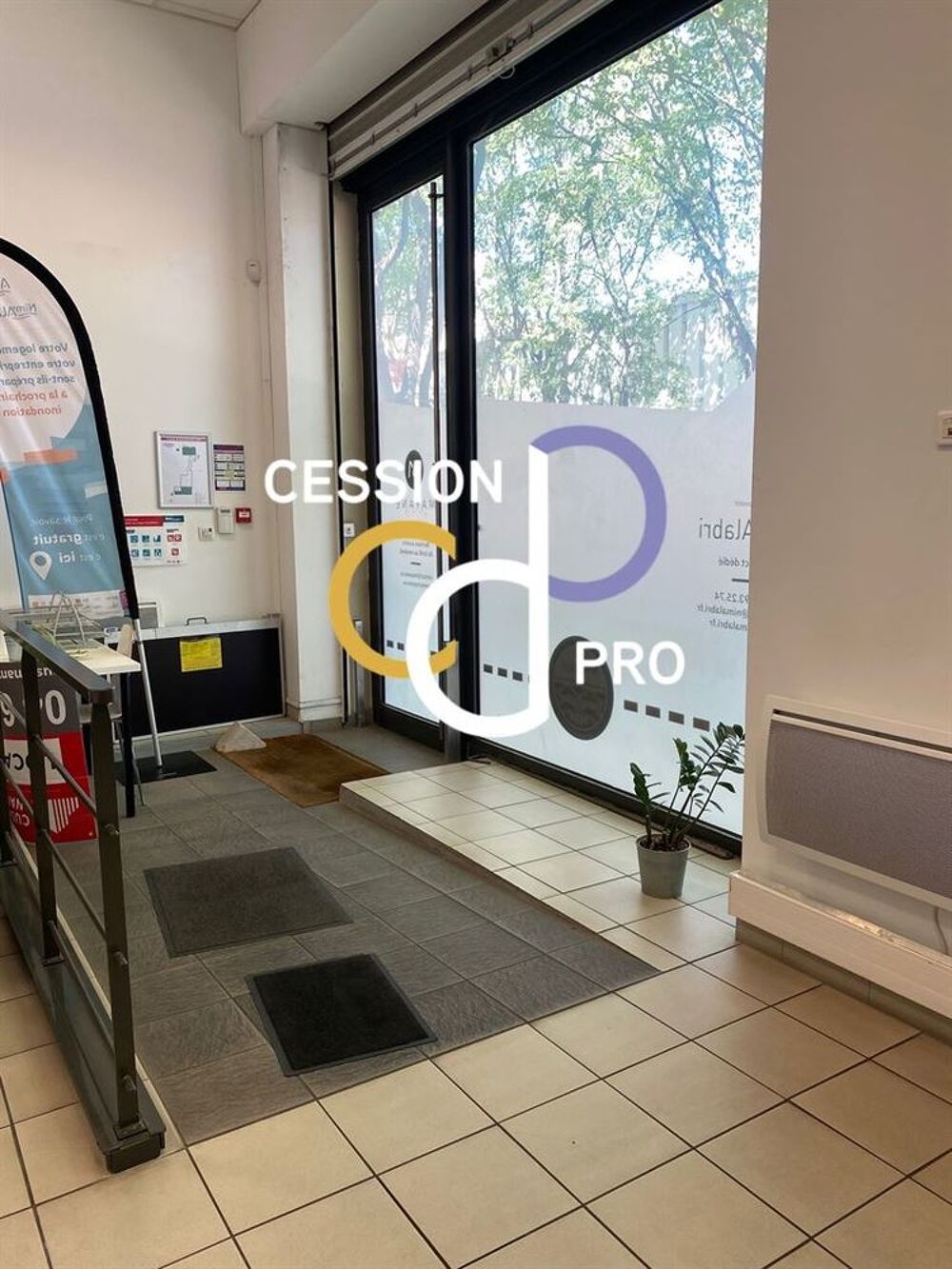   GRAND LOCAL COMMERCIAL DE STANDING A LOUER SUR BOULEVARD CIRCULAIRE DE NÎMES : 173 m² ! 